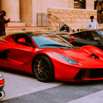 mobil mewah warna merah