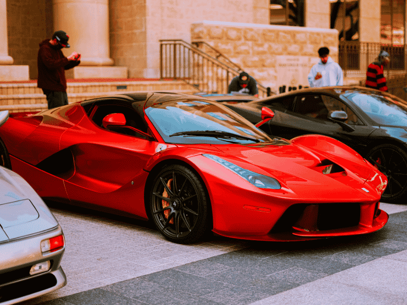 mobil mewah warna merah